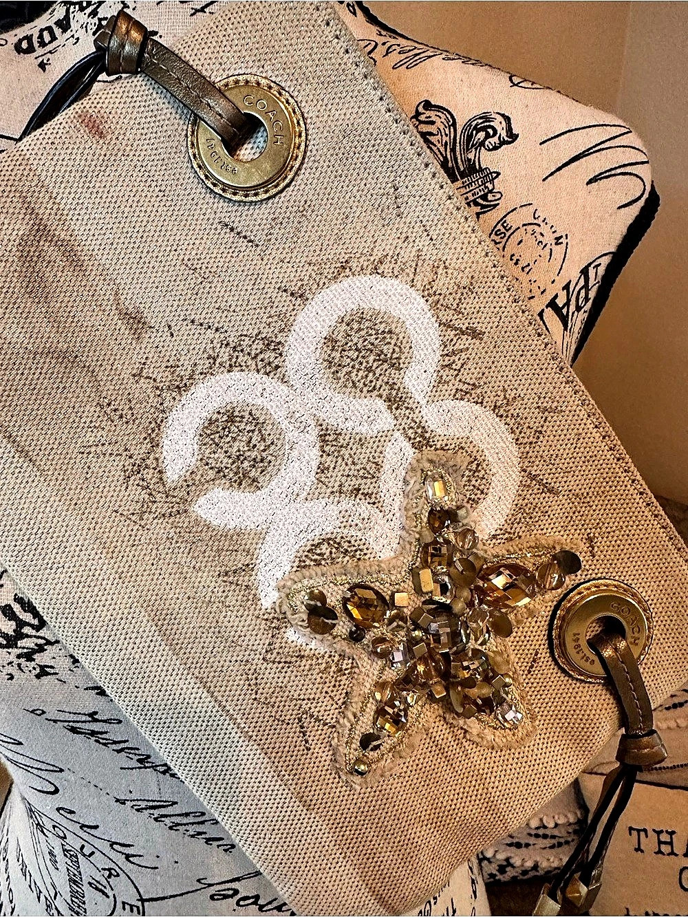 Coach Audrey Starfish Large Studded Wristlet Beige & Gold - Picture 2 of 5